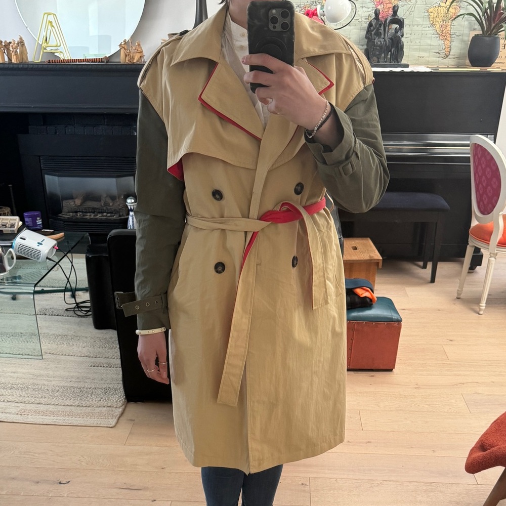 1057 -NOXS-WMNS OUTERWEAR-275
CHARLOTTA
Charlotta Long Length Trench Coat